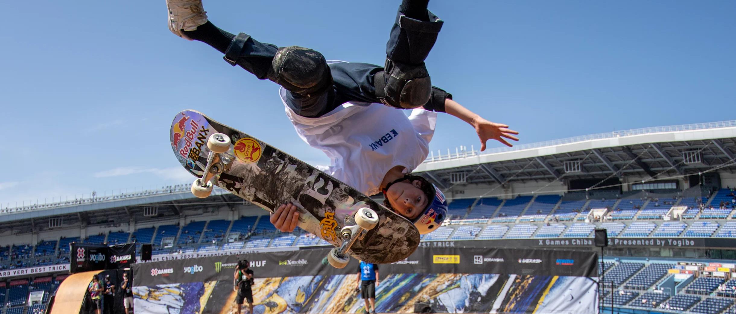 Skatista em manobra no X Games